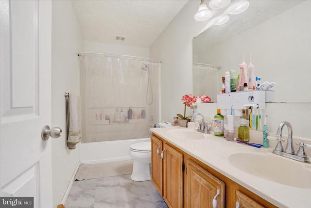 2455 WOODMONT DR, York, PA 17404