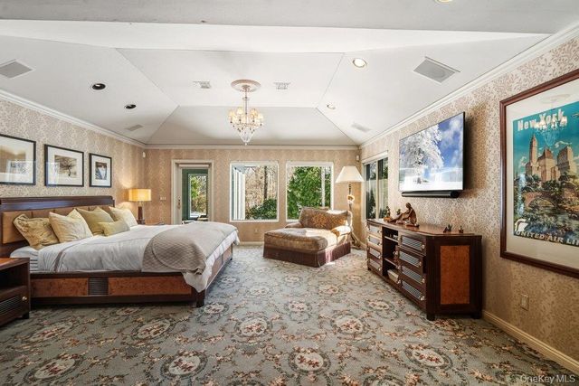 8 Forest Court, Syosset, NY 11791