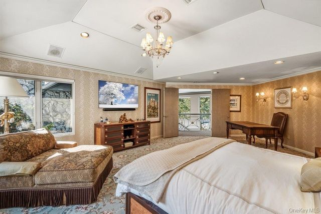 8 Forest Court, Syosset, NY 11791