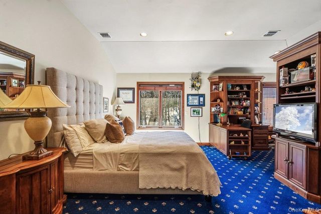 8 Forest Court, Syosset, NY 11791