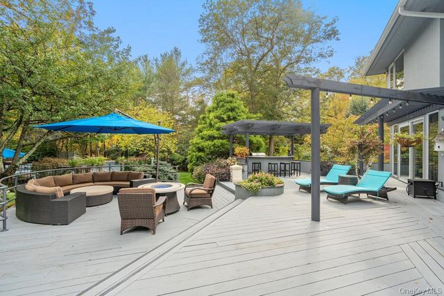 8 Forest Court, Syosset, NY 11791