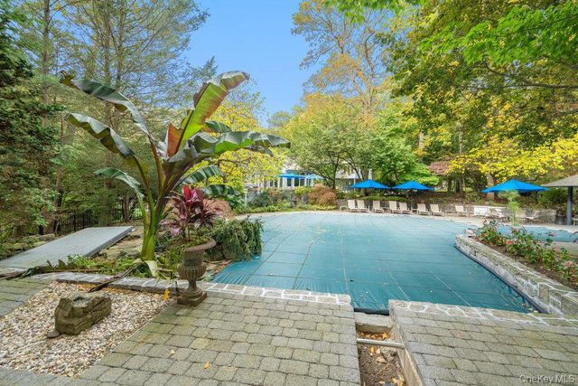 8 Forest Court, Syosset, NY 11791