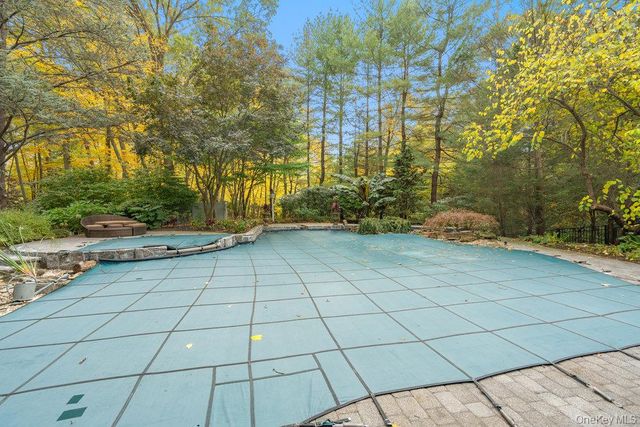 8 Forest Court, Syosset, NY 11791