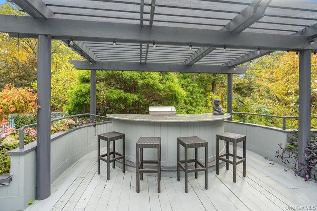 8 Forest Court, Syosset, NY 11791