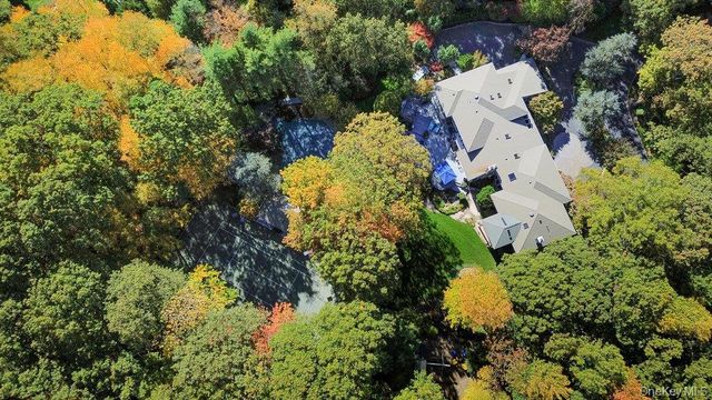 8 Forest Court, Syosset, NY 11791