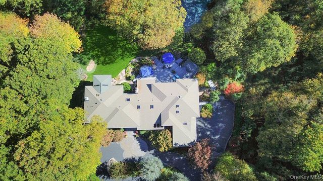 8 Forest Court, Syosset, NY 11791