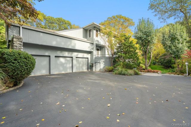 8 Forest Court, Syosset, NY 11791