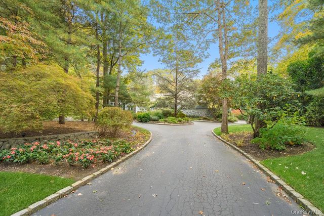 8 Forest Court, Syosset, NY 11791