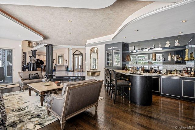 8 Forest Court, Syosset, NY 11791