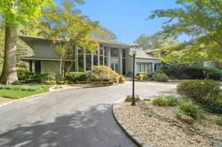 8 Forest Court, Syosset, NY 11791