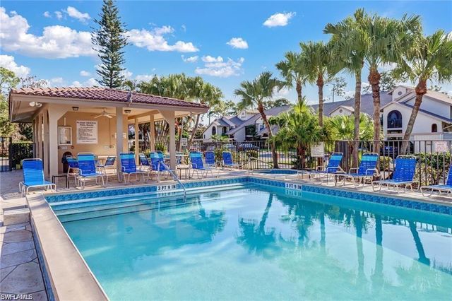 221 Fox Glen DR 2207, Naples, FL 34104