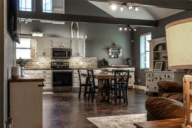 2220 N Village Drive, Bonham, TX 75418