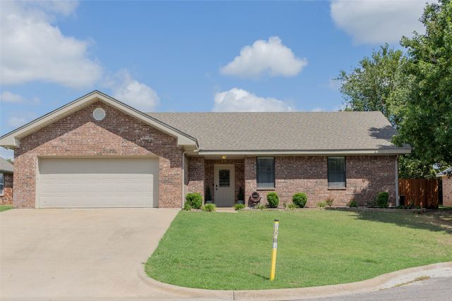 2220 N Village Drive, Bonham, TX 75418
