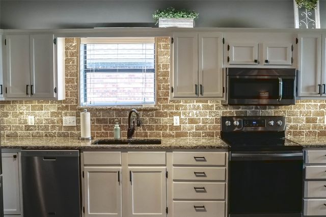 2220 N Village Drive, Bonham, TX 75418