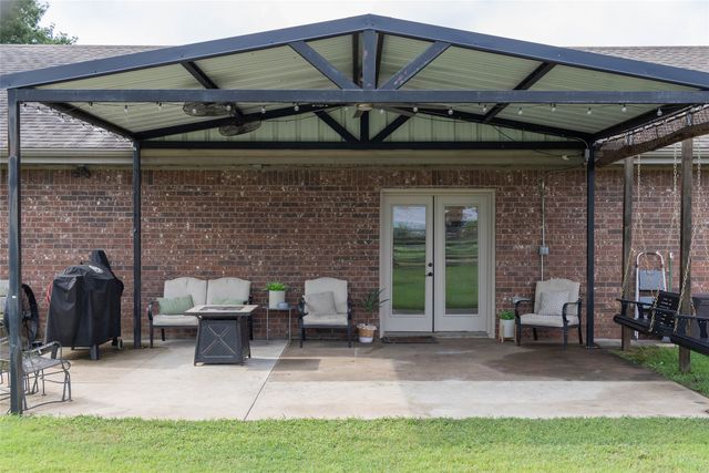 2220 N Village Drive, Bonham, TX 75418