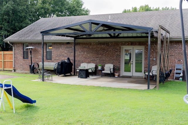 2220 N Village Drive, Bonham, TX 75418