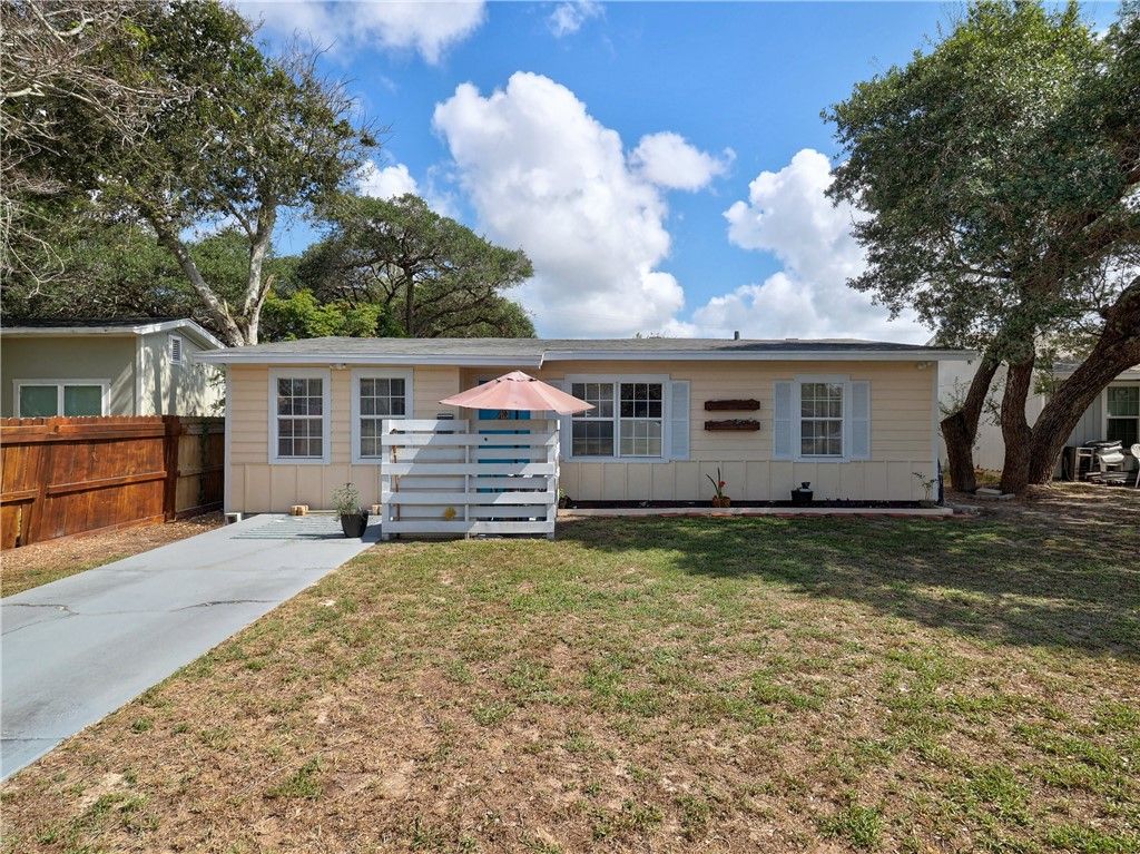 251 S 9th St, Aransas Pass, TX 78336 — exterior