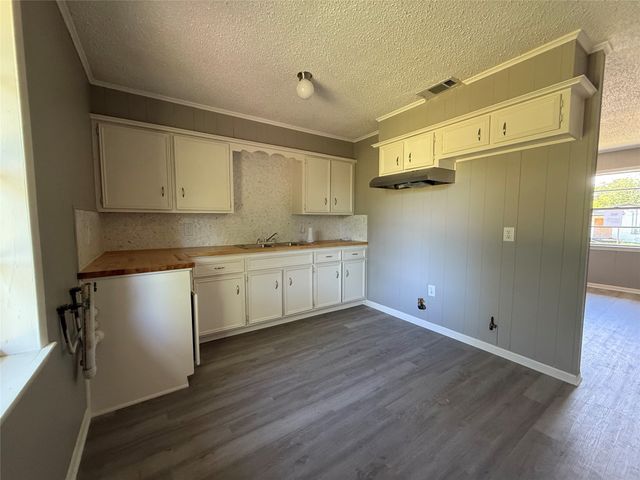 1310 E 12th Avenue, Corsicana, TX 75110