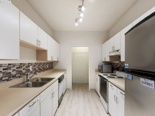 4320 S CORBETT Ave 114, Portland, OR 97239