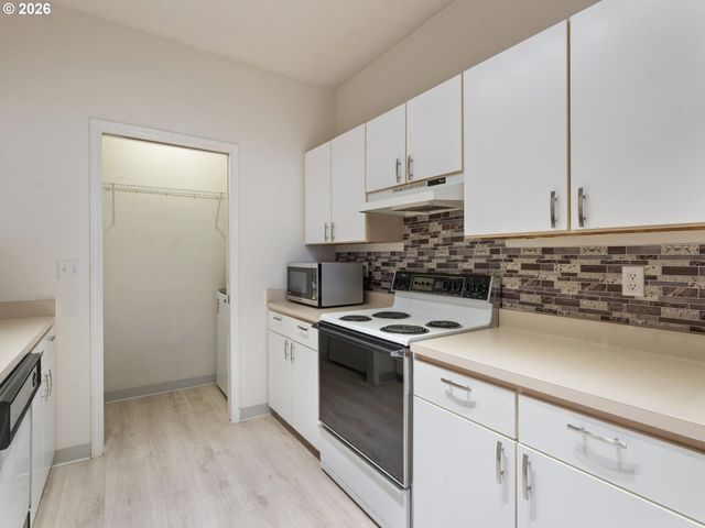 4320 S CORBETT Ave 114, Portland, OR 97239