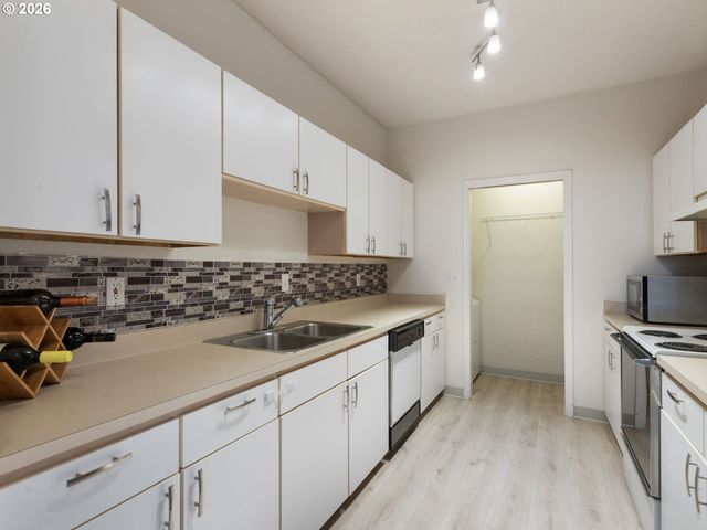 4320 S CORBETT Ave 114, Portland, OR 97239