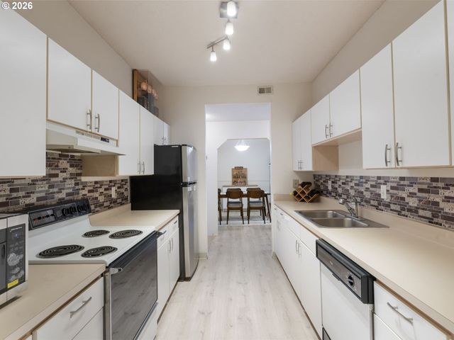 4320 S CORBETT Ave 114, Portland, OR 97239