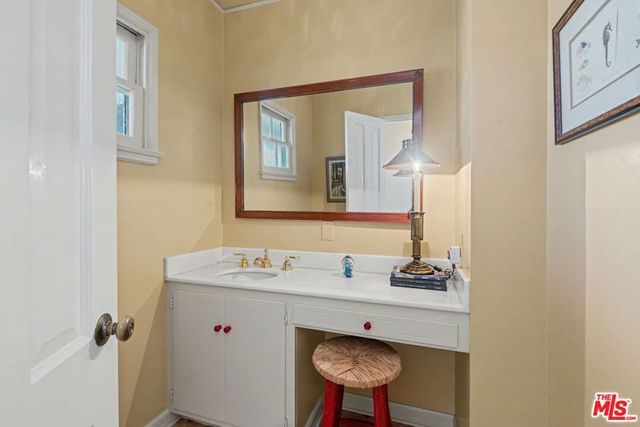 11376 Thurston Place, Los Angeles, CA 90049