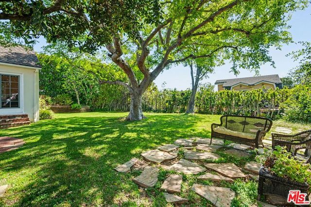 11376 Thurston Place, Los Angeles, CA 90049