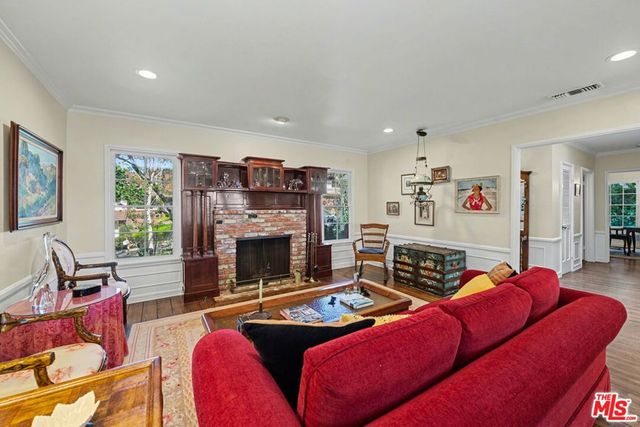 11376 Thurston Place, Los Angeles, CA 90049