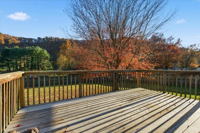 108 Weaver Dr, Elliston, VA 24087