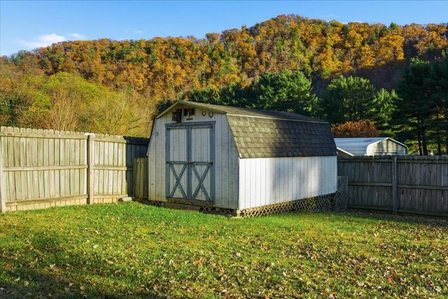 108 Weaver Dr, Elliston, VA 24087