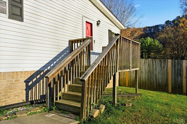 108 Weaver Dr, Elliston, VA 24087