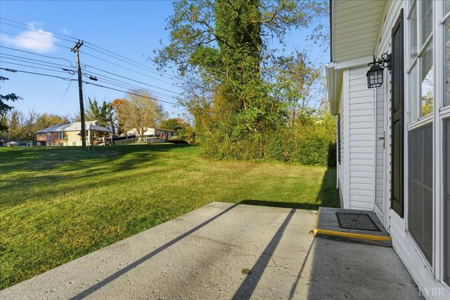 108 Weaver Dr, Elliston, VA 24087