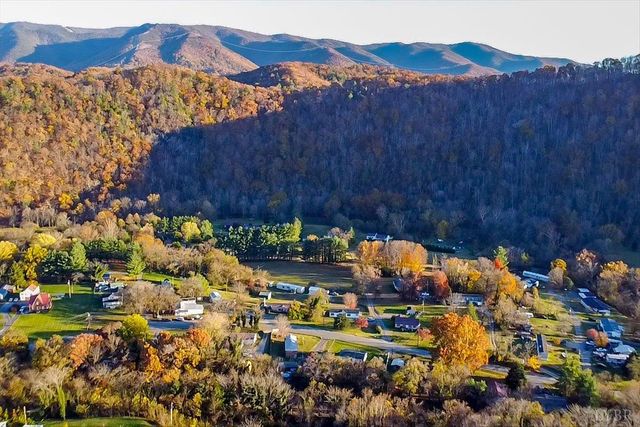 108 Weaver Dr, Elliston, VA 24087