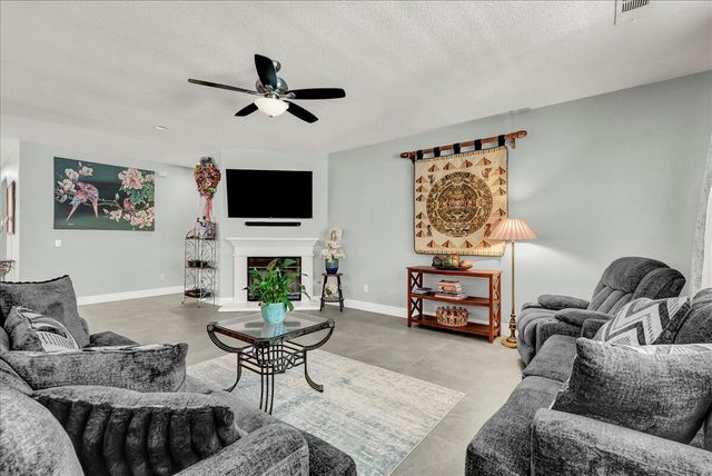 1318 Syrah Avenue, Tulare, CA 93274