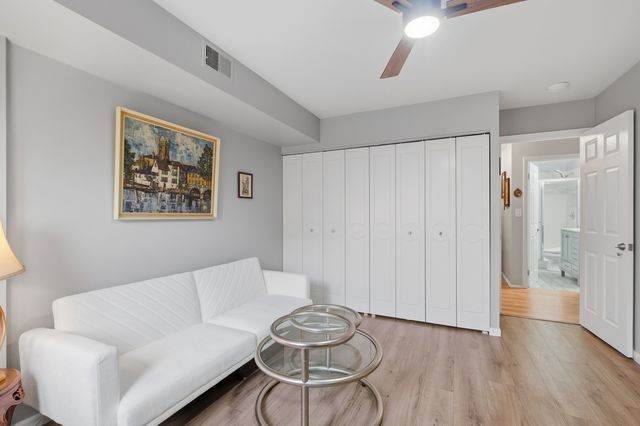 2046 Saint Johns Avenue 3E, Highland Park, IL 60035