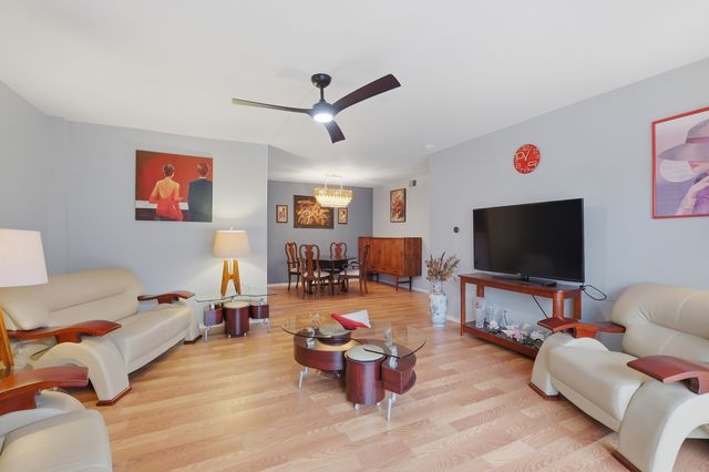 2046 Saint Johns Avenue 3E, Highland Park, IL 60035