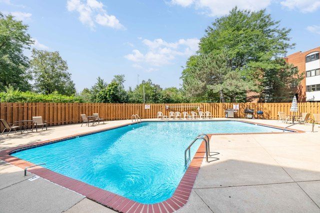 2046 Saint Johns Avenue 3E, Highland Park, IL 60035