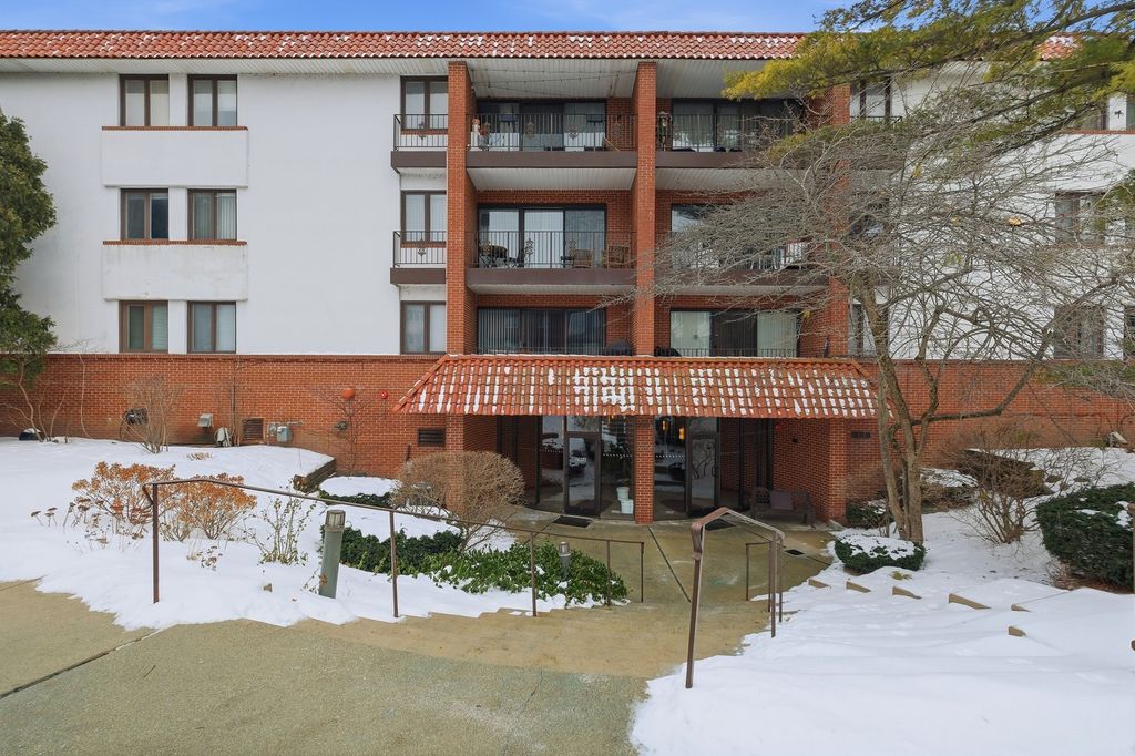 2046 Saint Johns Avenue 3E, Highland Park, IL 60035