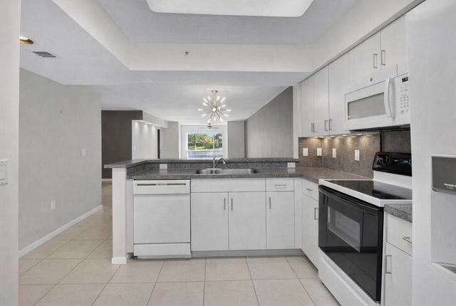 5842 Crystal Shores Drive 205, Boynton Beach, FL 33437