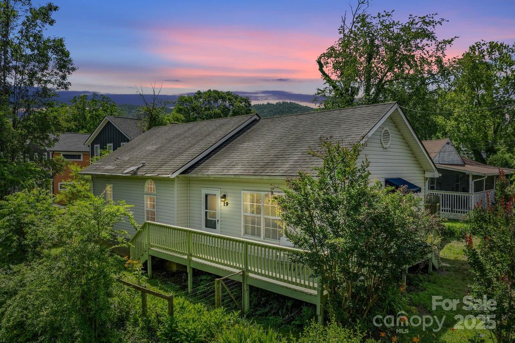 19 Busbee View Road, Asheville, NC 28803