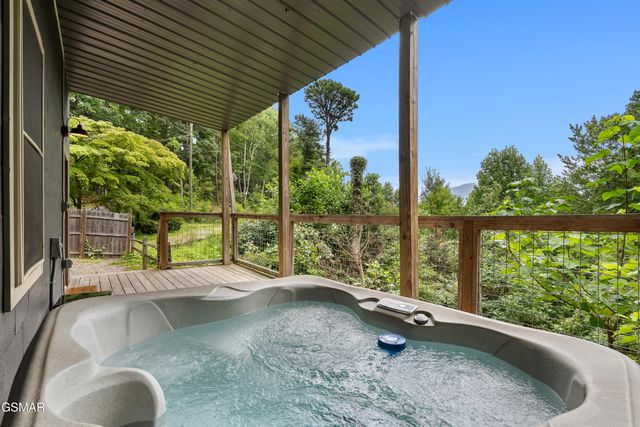 2112 Bear Paw Trail Way, Sevierville, TN 37876