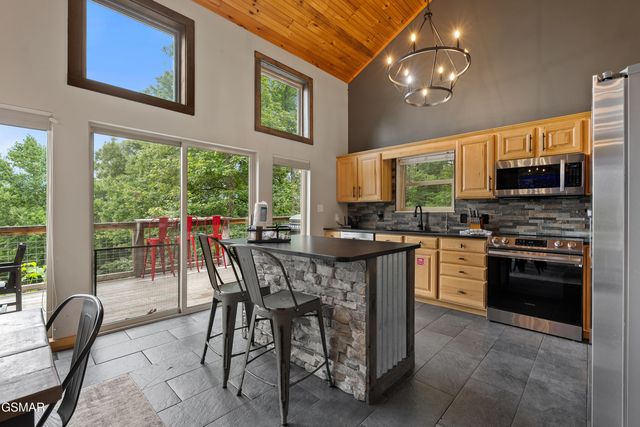 2112 Bear Paw Trail Way, Sevierville, TN 37876
