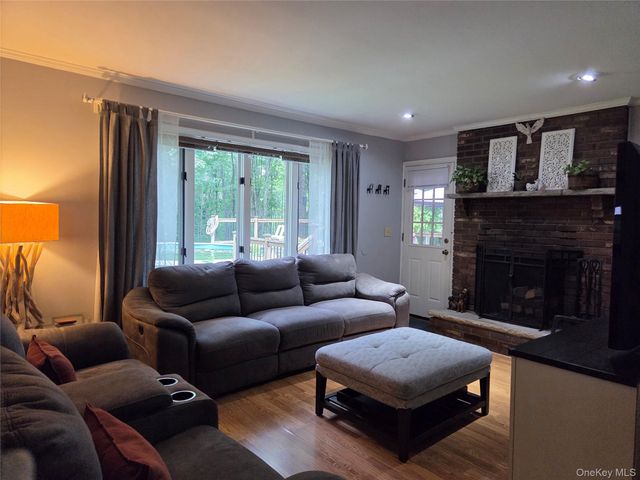 34 Greenshire Way, Walden, NY 12586