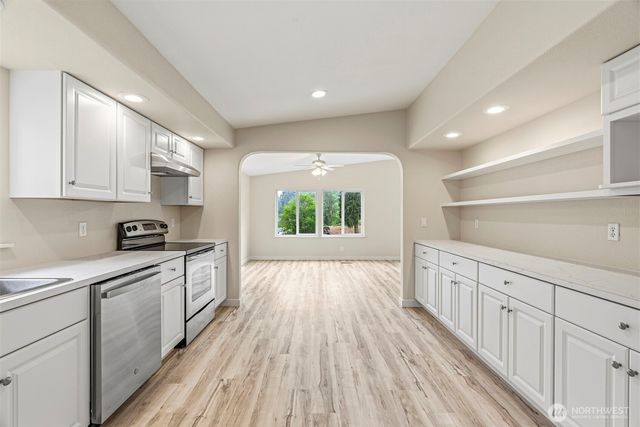 221 Parker Pl, Kelso, WA 98611