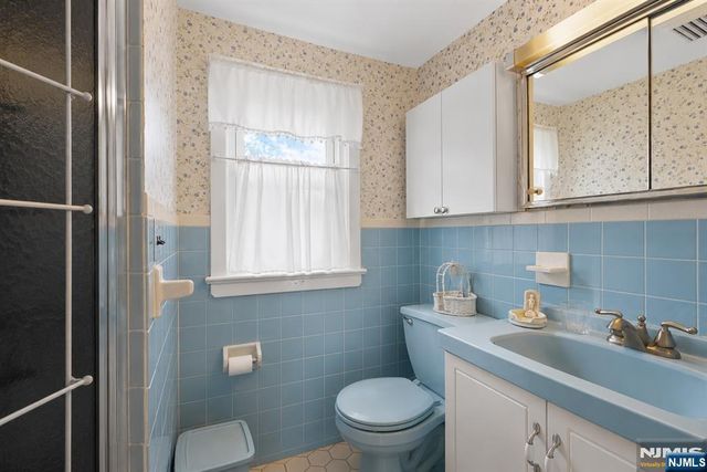 262 Linden Place, New Milford, NJ 07646