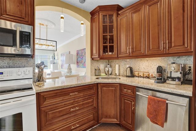 330 SE 2nd St 404E, Hallandale Beach, FL 33009