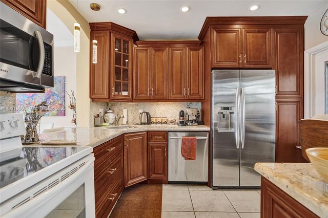 330 SE 2nd St 404E, Hallandale Beach, FL 33009