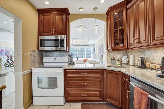 330 SE 2nd St 404E, Hallandale Beach, FL 33009