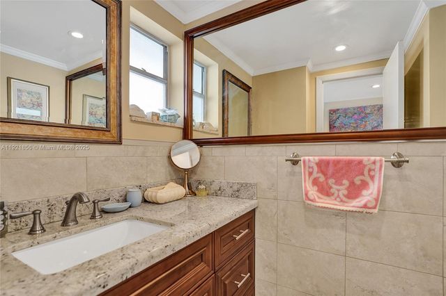 330 SE 2nd St 404E, Hallandale Beach, FL 33009